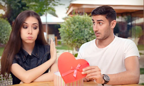 لماذا يحب الرجل المراة العنيدة؟