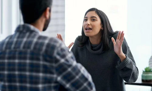 تعرفي على علامات رغبة الرجل في الزواج الثاني