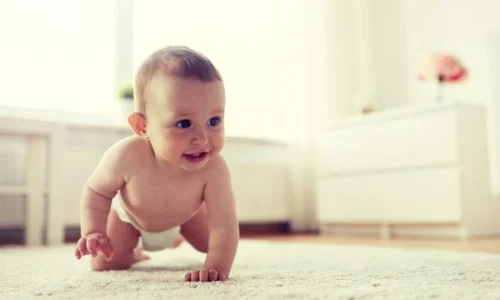 متى يبدا الطفل بالحبو؟
