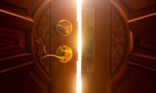 ما تأويل رؤية الخروج من باب حديد في المنام لابن سيرين؟