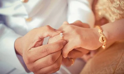 ما تأويلات حلم الخطبة في المنام للعزباء لابن سيرين؟