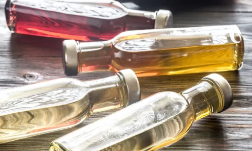 ما تفسير اين سيرين لحلم الخل في المنام للعزباء؟