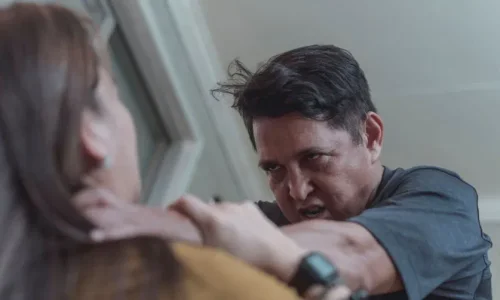 ما تفسيرات ابن سيرين لرؤية الخنق باليدين في المنام؟