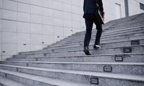 ما تفسير ابن سيرين لحلم الخوف من صعود الدرج في المنام؟