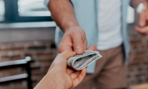 ما تفسيرات ابن سيرين لرؤية الدائن في المنام؟