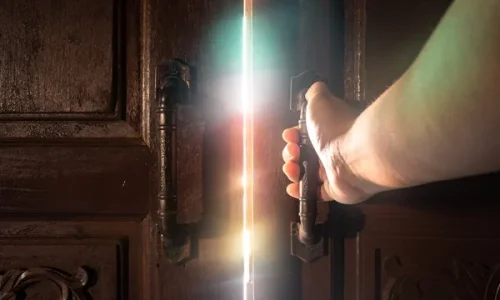 ما تفسير رؤية الدخول من الباب في المنام للعزباء لابن سيرين؟