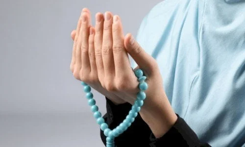 ما تفسير رؤية الدعاء بالستر في المنام للمتزوجة؟