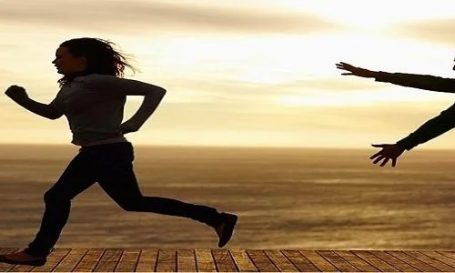 ما تفسيرات رؤية الركض وراء شخص في المنام؟