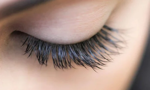 ما تفسيرات رؤية الرموش الطويلة والكثيفة في المنام؟