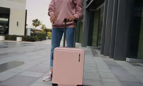 ما تأويل رؤية السفر مشيا على الأقدام في المنام للعزباء؟