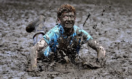 ما تفسير رؤية السقوط في الطين في المنام لابن سيرين؟