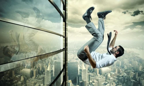 ما تفسيرات رؤية السقوط في المنام والاستيقاظ؟