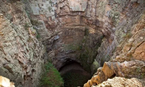 ما تأويل رؤية السقوط في حفرة عميقة في المنام؟