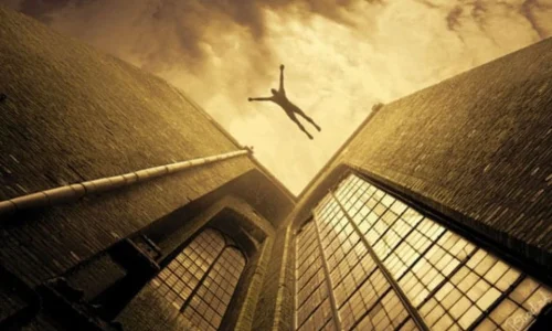 ما تأويلات ابن سيرين لرؤية السقوط من سطح المنزل في المنام؟