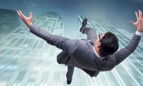 ما تفسيرات رؤية السقوط من مرتفع في المنام؟