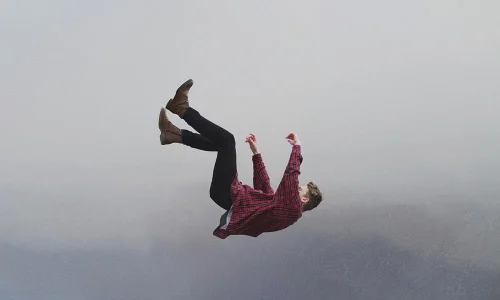 ما تفسير رؤية السقوط واقفا في المنام؟