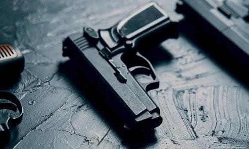 ما تفسيرات رؤية السلاح في المنام للمتزوجة؟