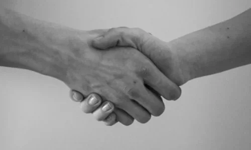 ما تأويل رؤية السلام على الميت باليد في المنام؟