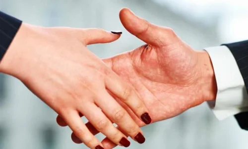 ما تأويل رؤية السلام والتقبيل في المنام للمتزوجة؟