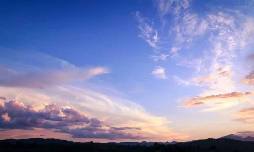 ما تأويل رؤية السماء الصافية في المنام للمتزوجة؟