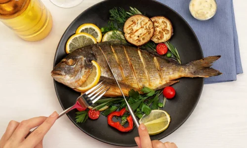 ما تفسيرات رؤية السمك المسلوق في المنام؟