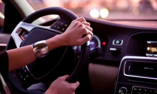 ما تفسير بان سيرين لرؤية السواقة في المنام للمتزوجه؟