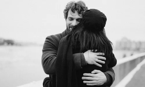 ما تفسيرات ابن سيرين لرؤية الضم والتقبيل في المنام؟