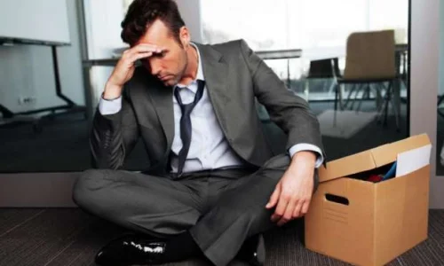 ما تفسيرات ابن سيرين لرؤية الطرد من العمل في الحلم؟