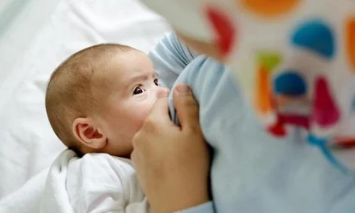 ما تفسيرات ابن سيرين لرؤية الطفل يرضع في المنام؟