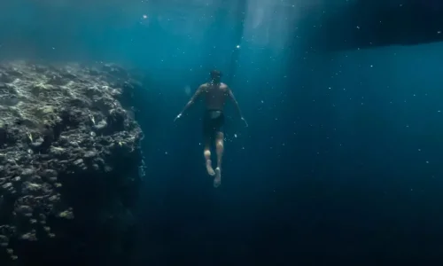 ما تأويل رؤية الطفو فوق الماء في المنام لابن سيرين؟