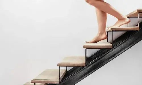 ما تأويل ابن سيرين لرؤية الطلوع والنزول من الدرج في المنام؟