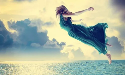 ما تأويل رؤية الطيران فوق الماء في المنام للعزباء؟