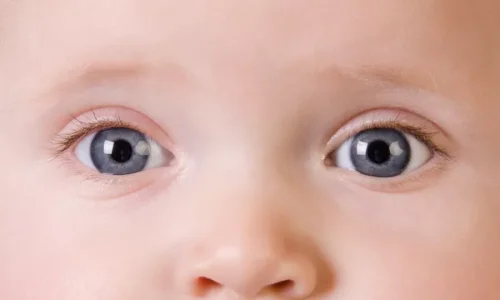 ما تفسيرات ابن سيرين لرؤية العيون الزرقاء للطفل في المنام؟