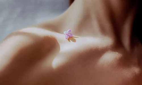 ما تفسيرات رؤية الفتاة العارية في المنام للعزباء؟