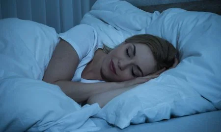 أهم 20 تفسير لرؤية النوم مع رجل غريب في المنام