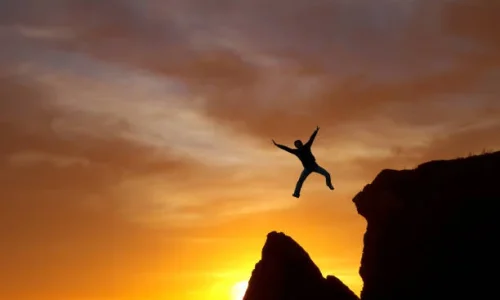 اعرف أهم 100 تفسير لرؤية القفز من الاعلى في المنام