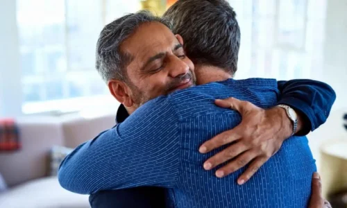 تعرف أهم 100 تفسير لابن سيرين لرؤية الحضن في الحلم