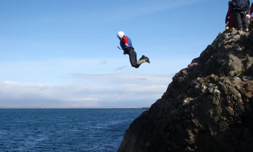 تعرف على أهم 50 دلالة لرؤية القفز من مكان عالي في المنام