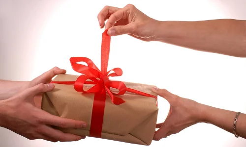 اعرف أهم 50 تأويل لابن سيرين لرؤية هدية من الميت في المنام