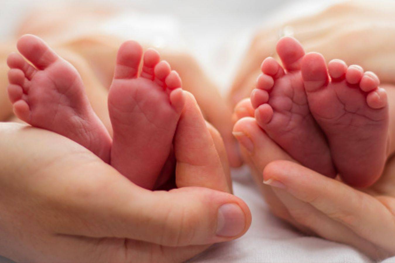 تفسير رؤية امرأة اعرفها تلد في المنام لابن سيرين