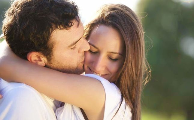 تفسير حلم حضن الزوج وتقبيله للمتزوجة
