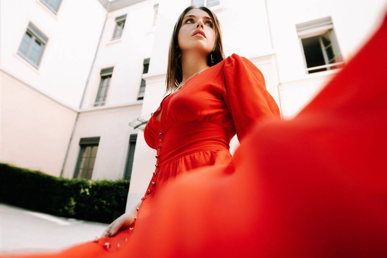  تفسير حلم الفستان الأحمر للعزباء 