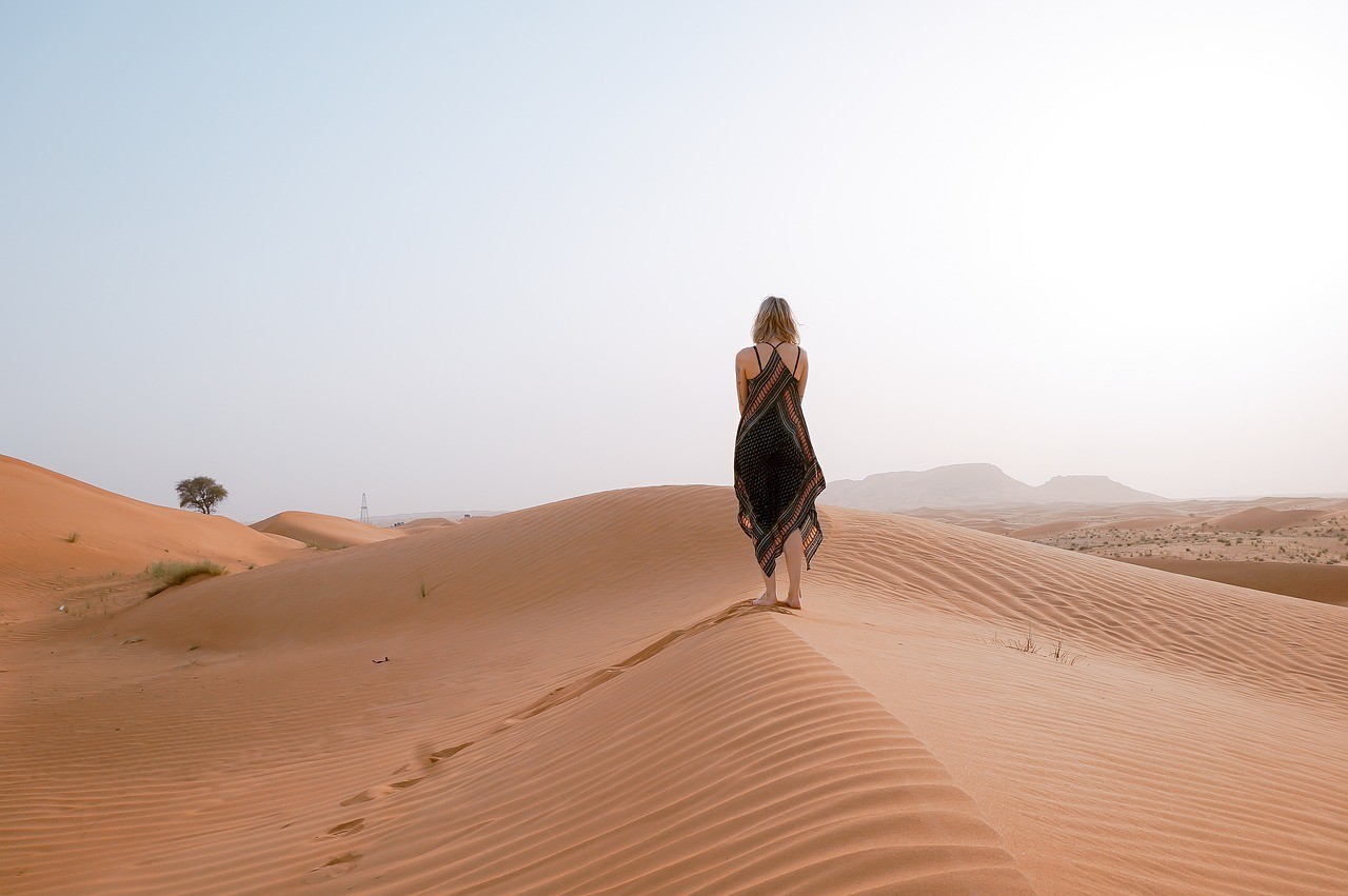 تفسير حلم المشي في الصحراء للعزباء
