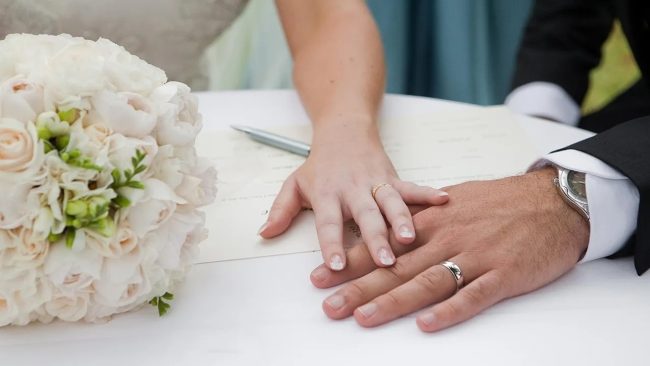 تفسير حلم الزواج للمتزوجة من زوجها ولبس الفستان الأبيض