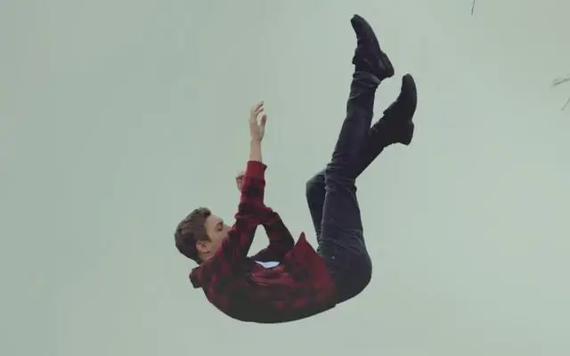 ما تفسير حلم السقوط من مكان مرتفع وعدم الموت لابن سيرين