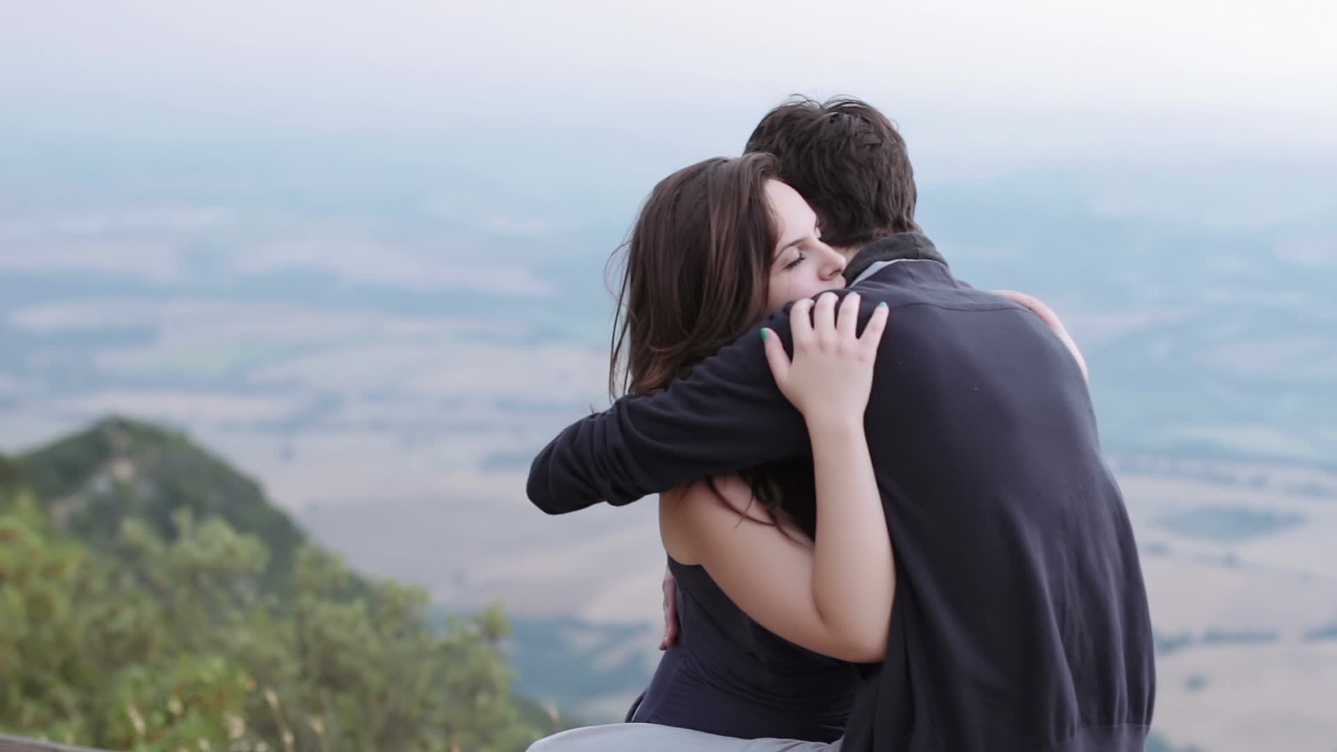 ما تفسير حلم حضن شخص في المنام لابن سيرين