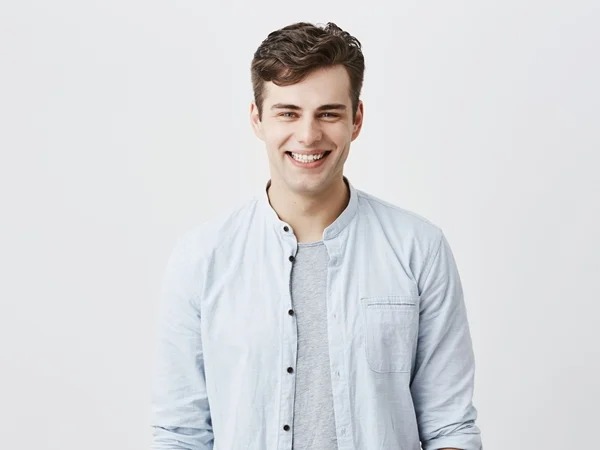 ما تفسير حلم شاب جميل يبتسم لي للعزباء لابن سيرين