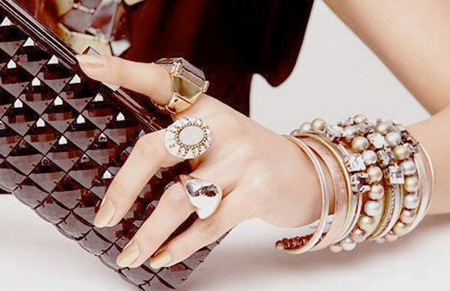 ما تفسير حلم الاكسسوارات للعزباء لكبار العلماء