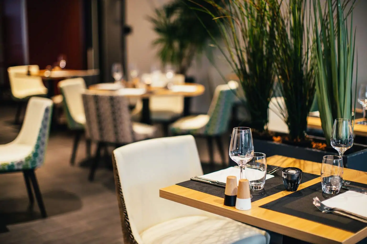 ما تفسير حلم المطعم مع شخص اعرفه في المنام لابن سيرين