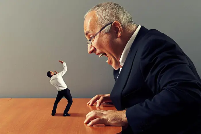 الحلم بمدير العمل